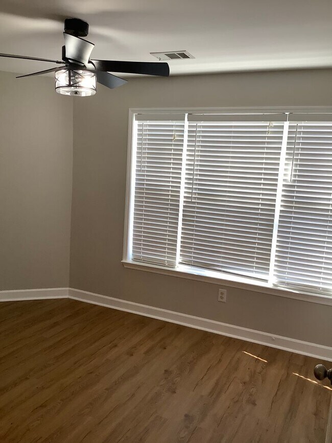 Building Photo - 2 bedrooms - 2 1/2 bath townhome - newly remodeled