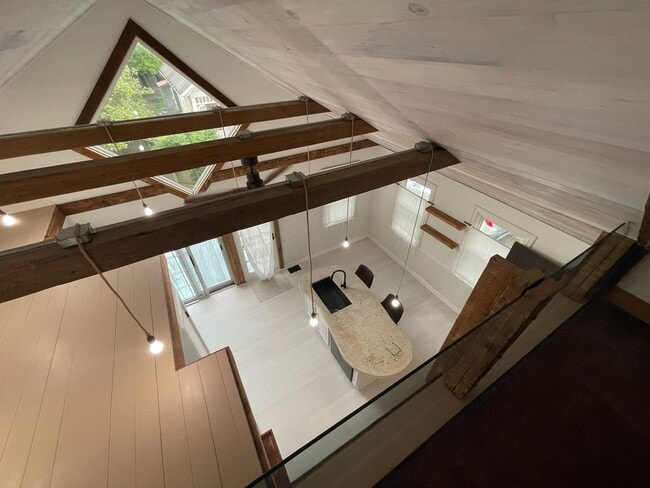 Building Photo - Charming - updated and well maintained - 2...