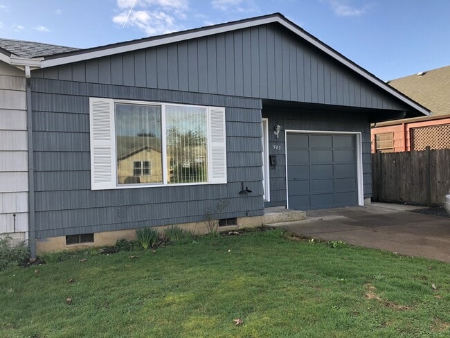 Building Photo - Two bedroom one bath duplex in Springfield!