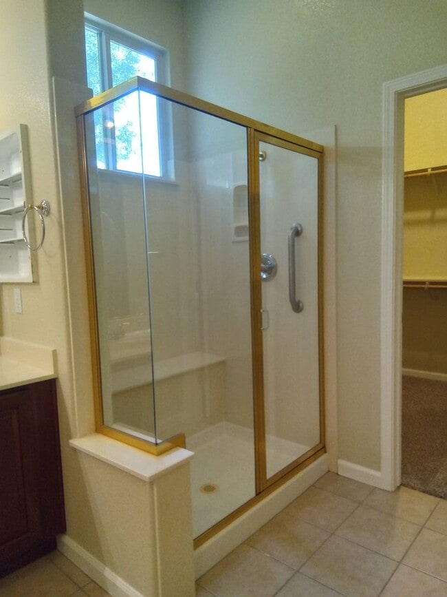 Building Photo - Gated: Single Story Heritage Oaks 3 Bedroom Plus Office/Den 3 Car Garage with lots of built in fo...