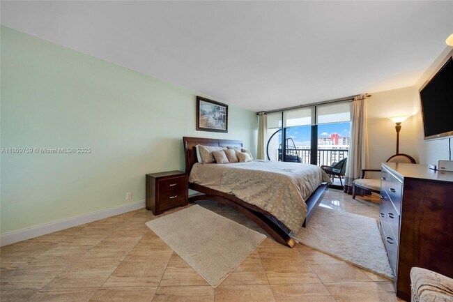 Building Photo - 2017 S Ocean Dr