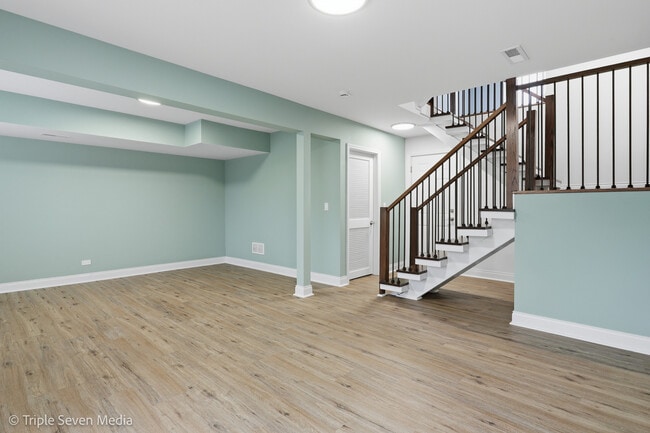 Building Photo - 777 E Golfview Dr