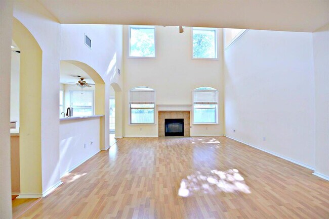 Building Photo - 4220 N Summercrest Loop