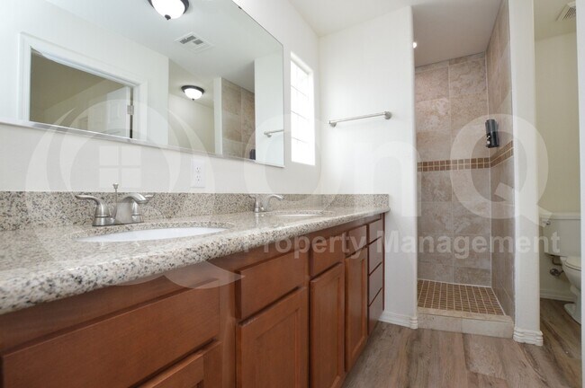 Building Photo - 3225 E Earll Dr