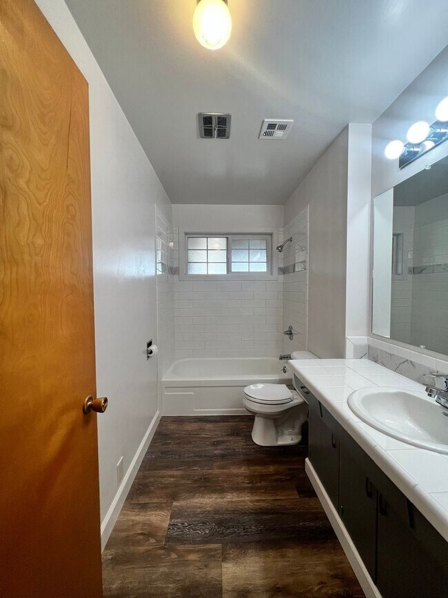 Building Photo - 3 Bedroom, 2.5 Bath House