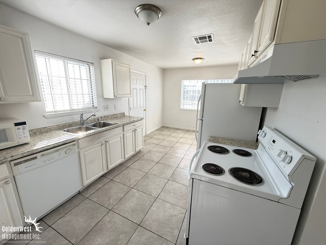 Building Photo - Gorgeous and Functional 4Bdm 2Ba Home with Large Backyard.