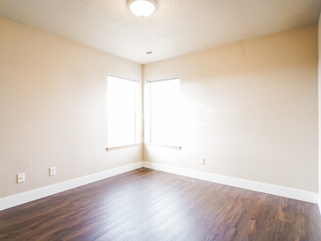 Building Photo - 3856 Oranda St