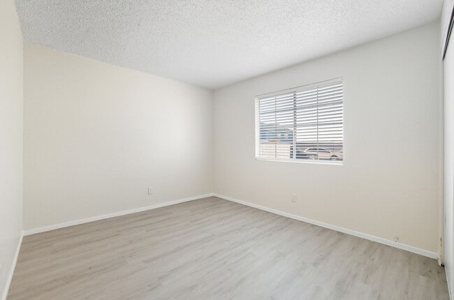 Building Photo - Charming 2-Bedroom Downstairs Unit with Fi...