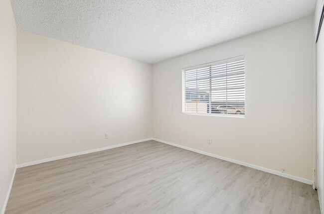 Building Photo - Charming 2-Bedroom Downstairs Unit with Fireplace