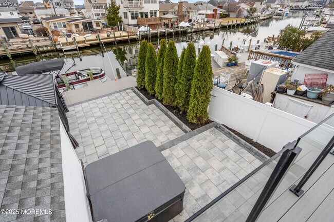 Building Photo - 320 Silver Lagoon Dr