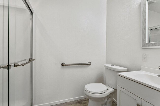 Building Photo - Remodeled End-Unit Townhouse w/ Ground Flo...