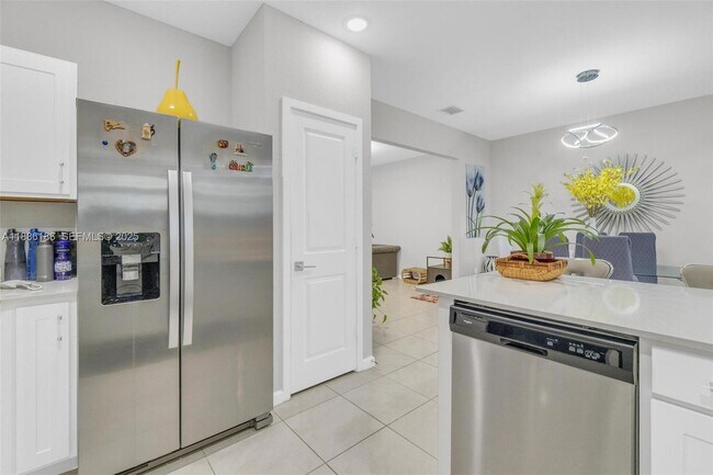 Building Photo - 424 NE 4th Ave