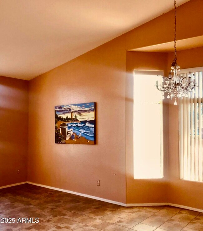 Building Photo - 720 E Eagle Ln