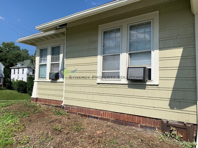 Building Photo - Adorable 2-bedroom home with 1 car detache...