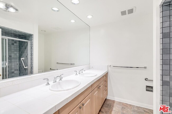 Building Photo - 825 S Gretna Green Way