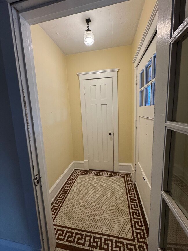 Building Photo - Large Historic 3 Bed House,