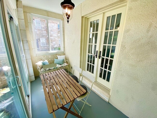 Building Photo - Stunning 4 Bed/3.5 Bath Historic Home - Be...