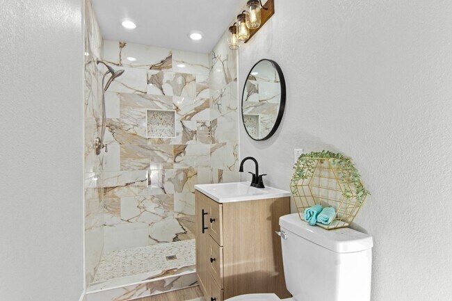 Building Photo - 15529 Pine St