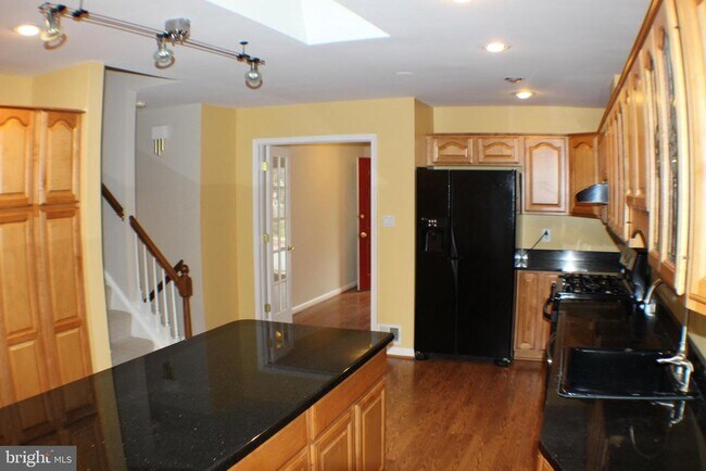 Building Photo - 5584 Queen Victoria Ct