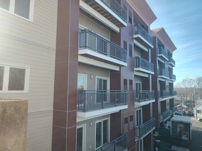 Building Photo - 10 Franklin Ave