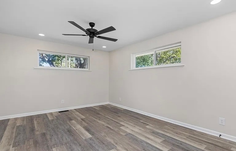 Building Photo - 230 W Oaks Pl