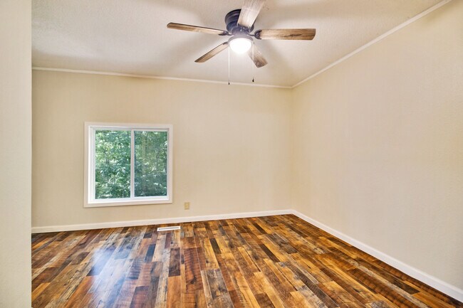 Building Photo - 169 Lakeshire Dr