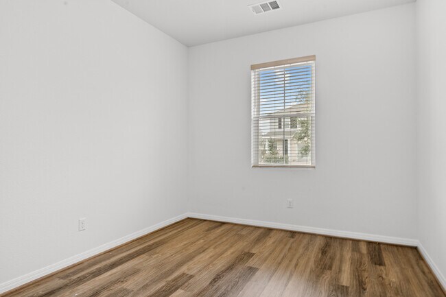 Building Photo - 448 Chaste Tree Dr