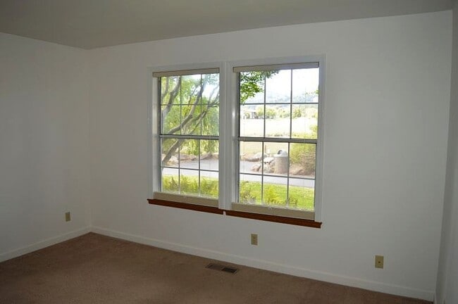 Building Photo - Charming Single-Level Condo in Mill Valley...