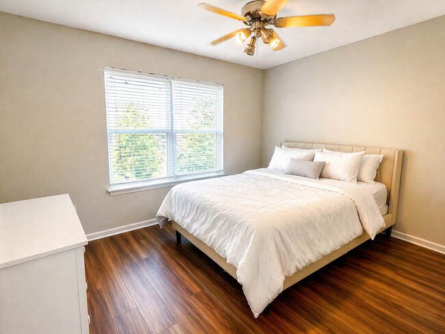 Building Photo - 121 Rosehall Dr