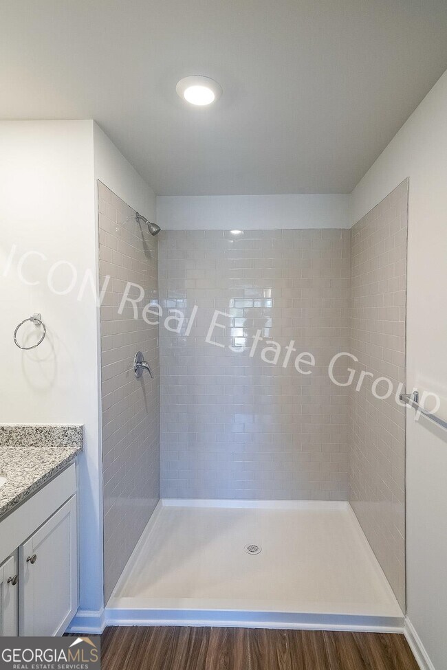 Building Photo - 124 Village Green Dr