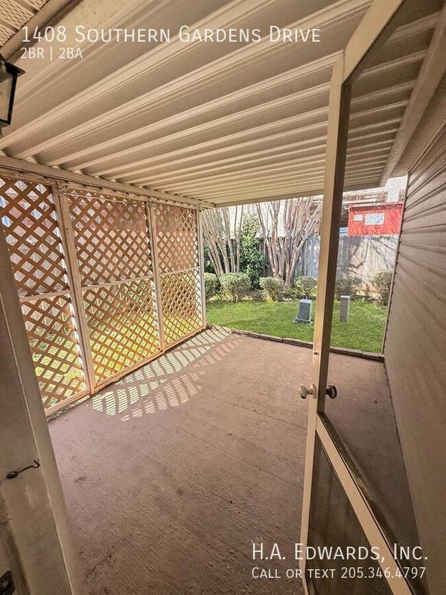 Building Photo - 1408 Southern Gardens Dr