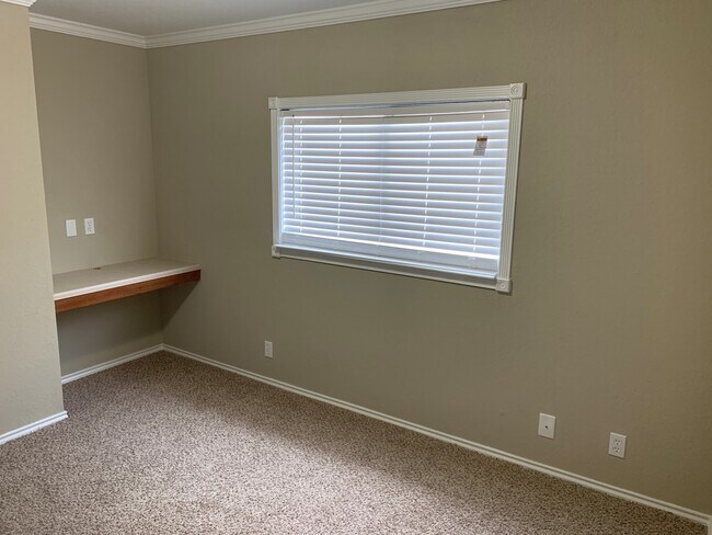 Building Photo - *MOVE IN SPECIAL* Gorgeous Four Bedroom Home with Covered Patio Near Medical Center!!