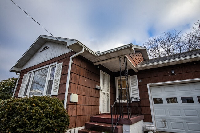 Building Photo - 610 Russell St