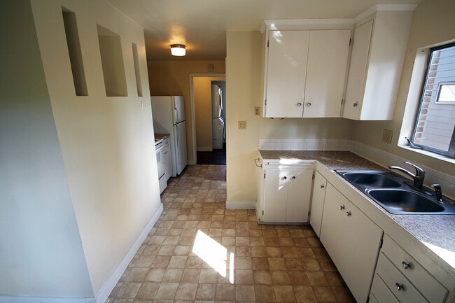 Building Photo - SPACIOUS, UPDATED 7 BEDROOM, 3 BATH, 2 KIT...