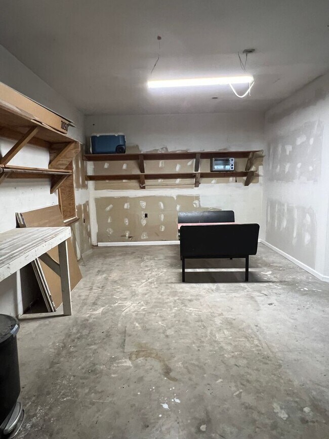 Building Photo - 3 Bedroom, 1 Bath Home