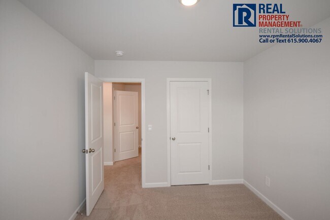 Building Photo - Like new 3bd townhome w/ attached 2 car garage & community pool! Washer/dryer included!