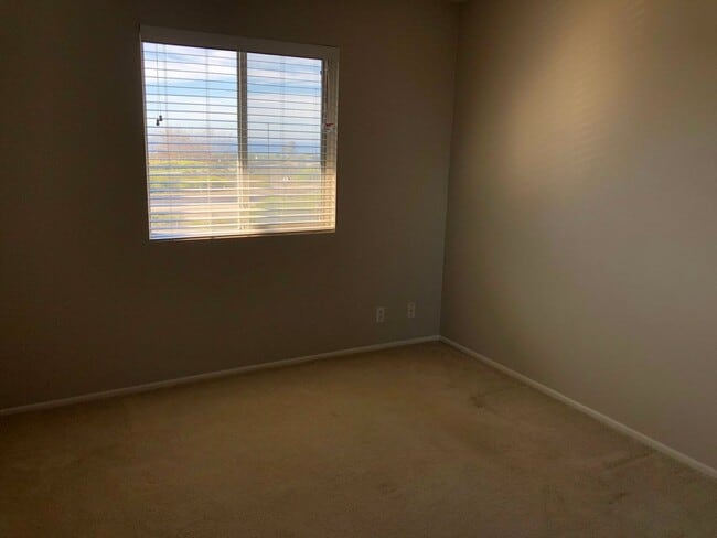 Building Photo - Wonderful 3 Bed, 1.5 Bath Upgraded Condo with Lots of Amenities