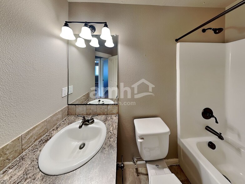 Building Photo - 468 Tulip Ave