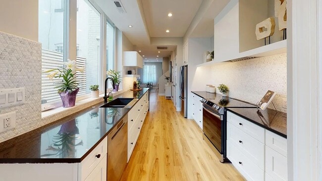 Building Photo - Beautifully renovated 3 bedroom/2 bath home