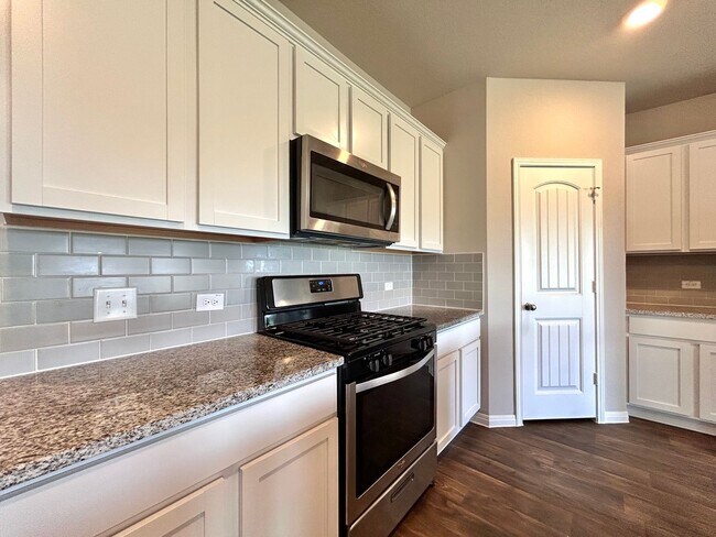 Building Photo - Beautiful 3/BR 2/BA Home with Upgraded Kit...