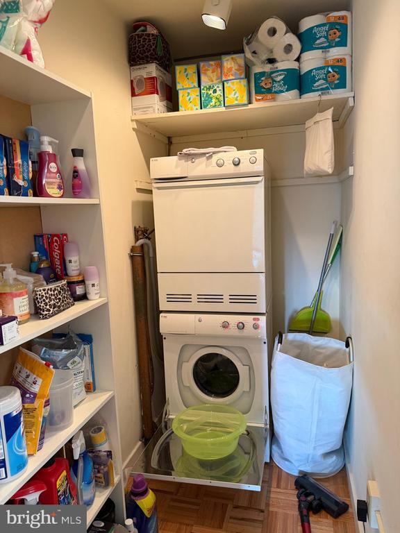 Building Photo - 604 S Washington Square