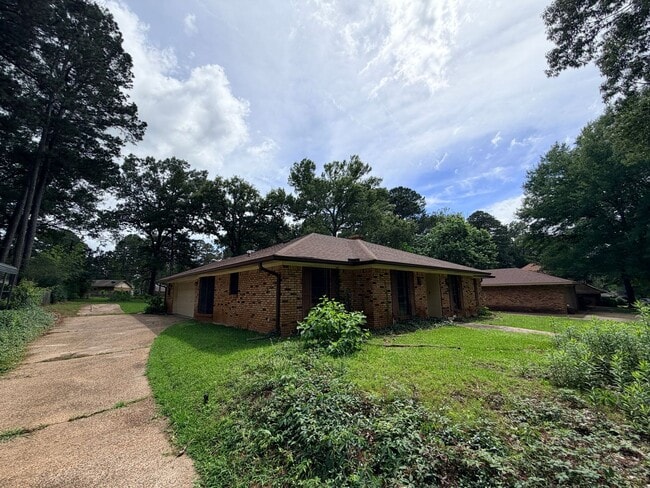 Building Photo - Just minutes to I-49 and I-220...