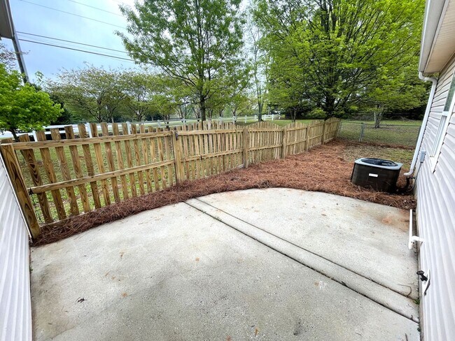 Building Photo - Newly Renovated 3br in East Athens, Available Mid June 2025