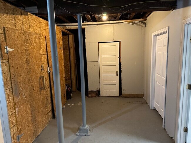 Building Photo - 129 S Elm St