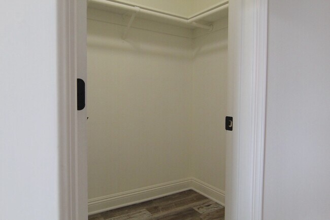 Building Photo - 1450 S Bundy Dr