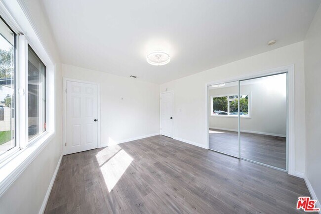 Building Photo - 8432 Glenoaks Blvd