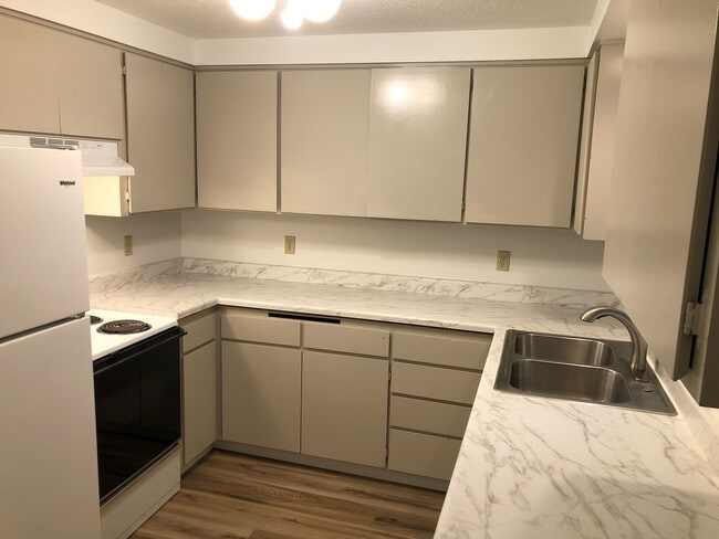 Building Photo - Updated single level 2 bedroom 1 bath duplex in Springfield!