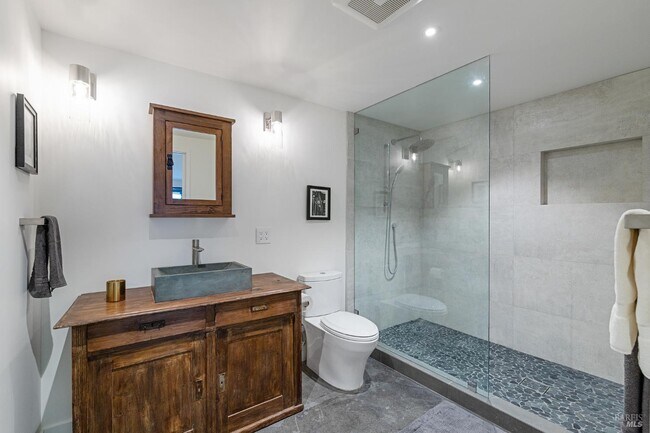 Building Photo - 15 Heuters Ln