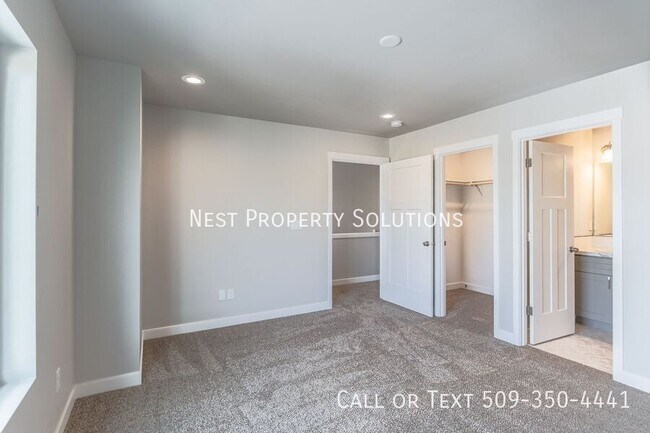 Building Photo - 650 Hargraves Ave NE