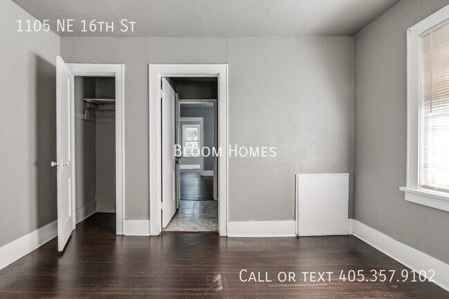 Building Photo - 1105 NE 16th St
